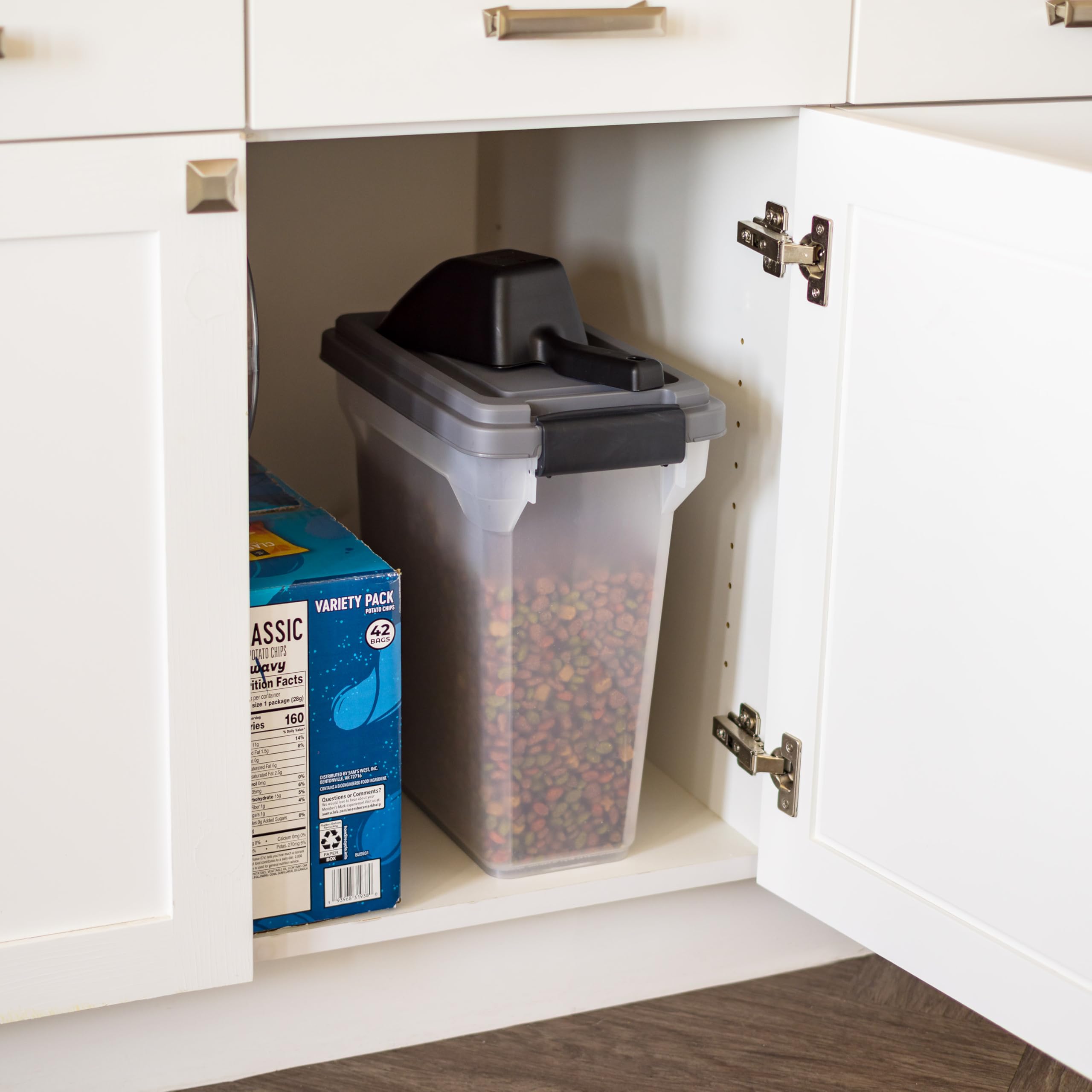 IRIS USA container up to 13 lbs capacity keeps kibble organized.