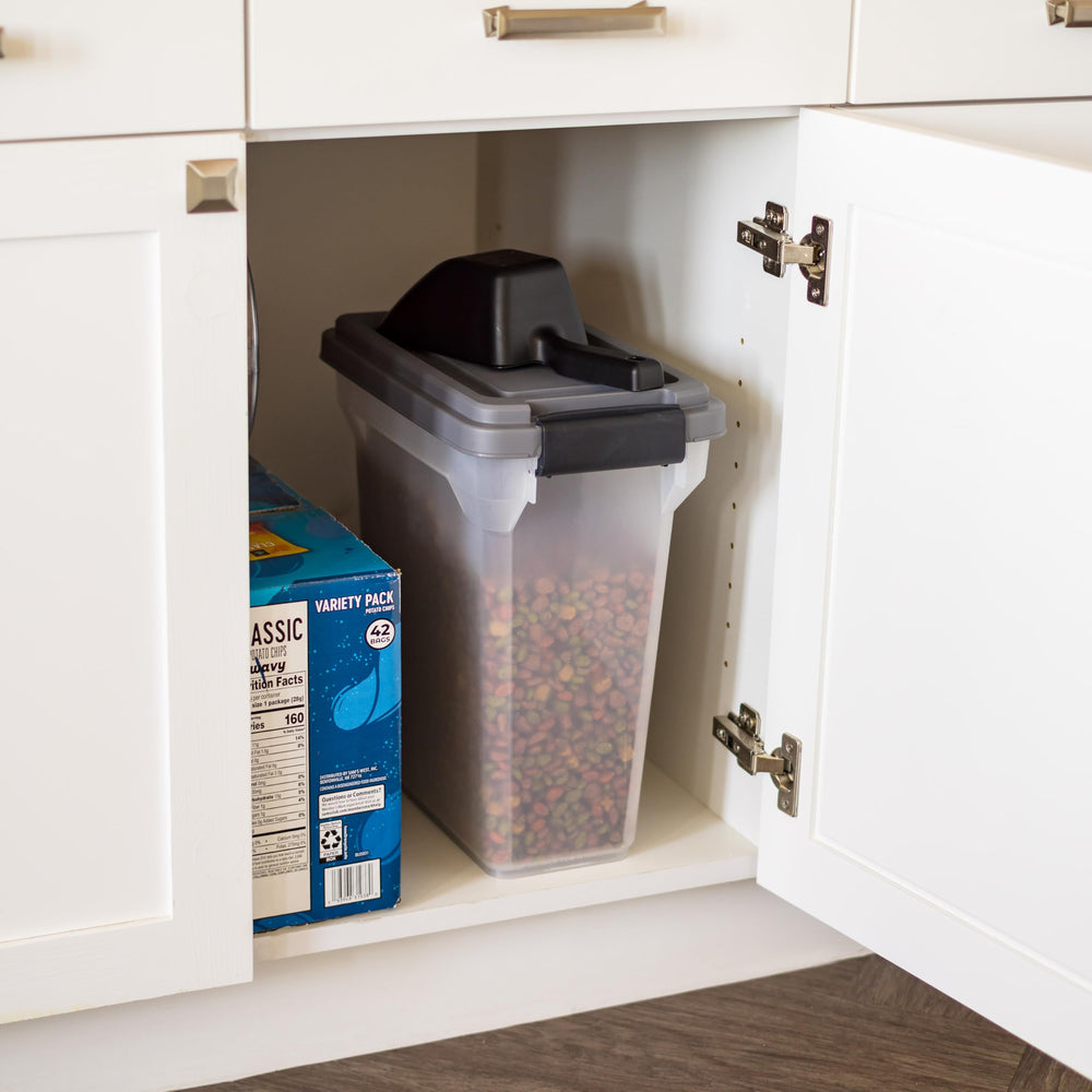 IRIS USA container up to 13 lbs capacity keeps kibble organized.