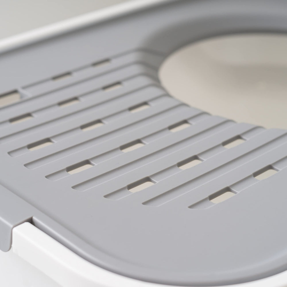IRIS USA enclosed litter box provides cats a private space