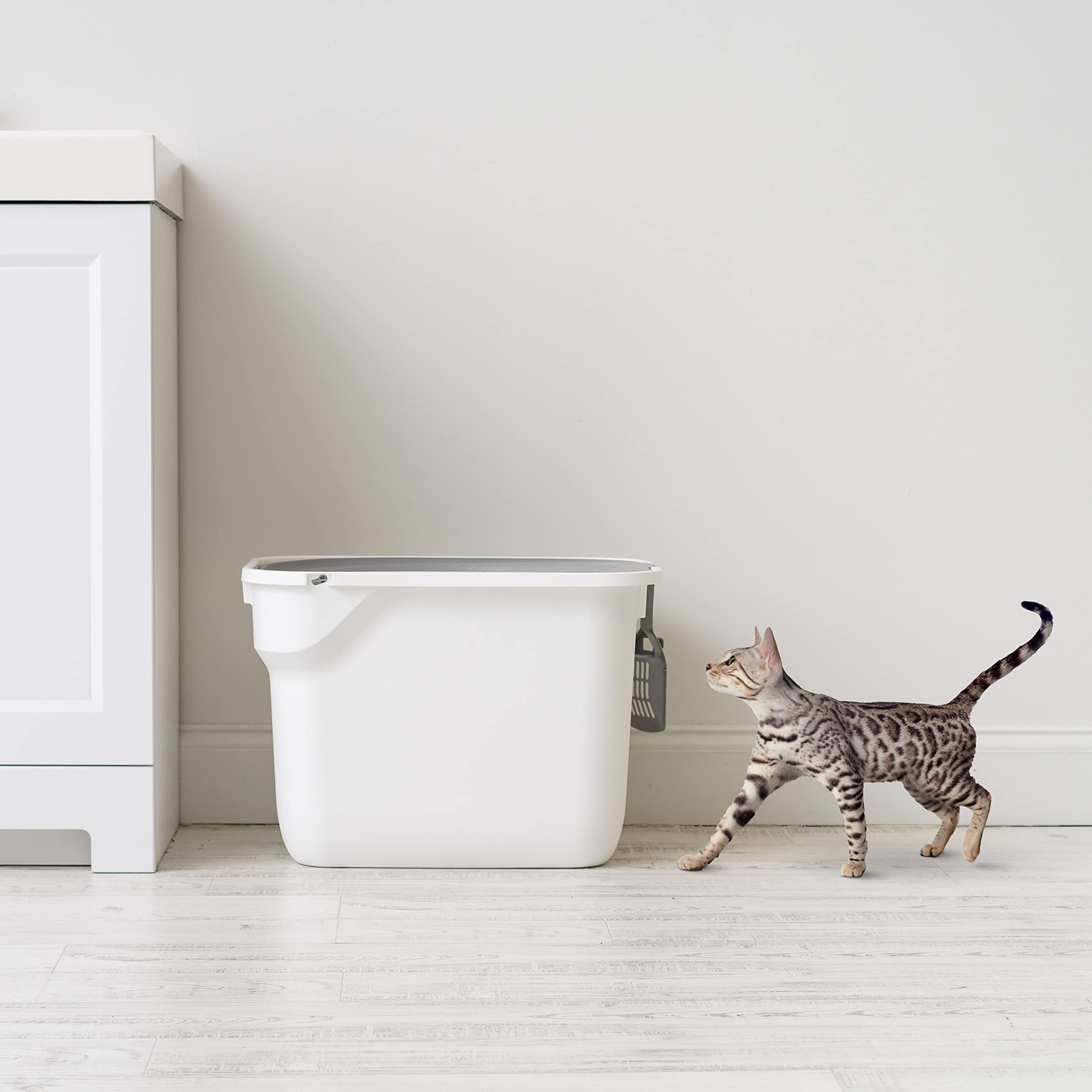IRIS USA high-sided design helps contain litter spray