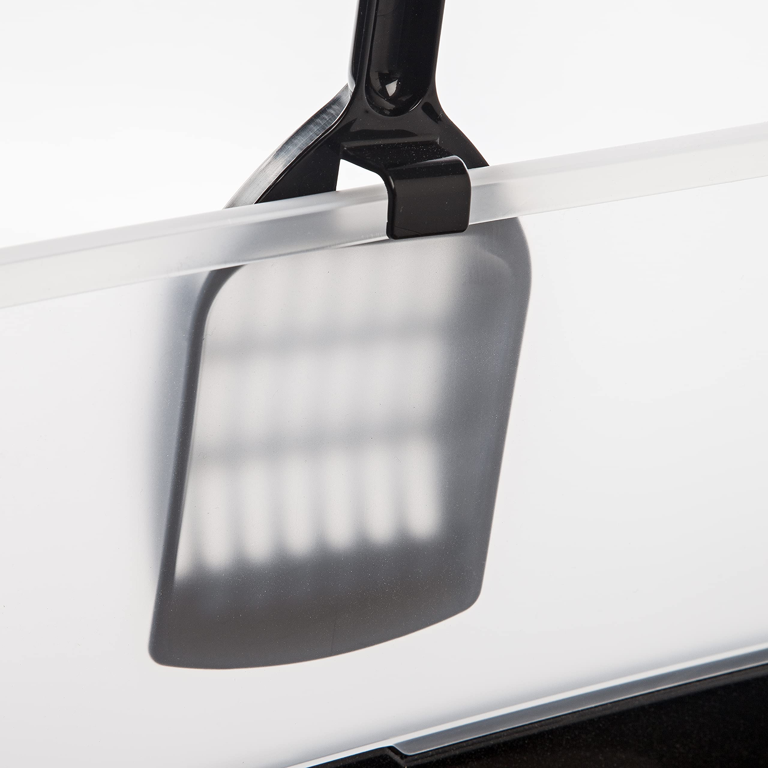 IRIS USA litter box includes scoop stored inside for convenient cleanup.