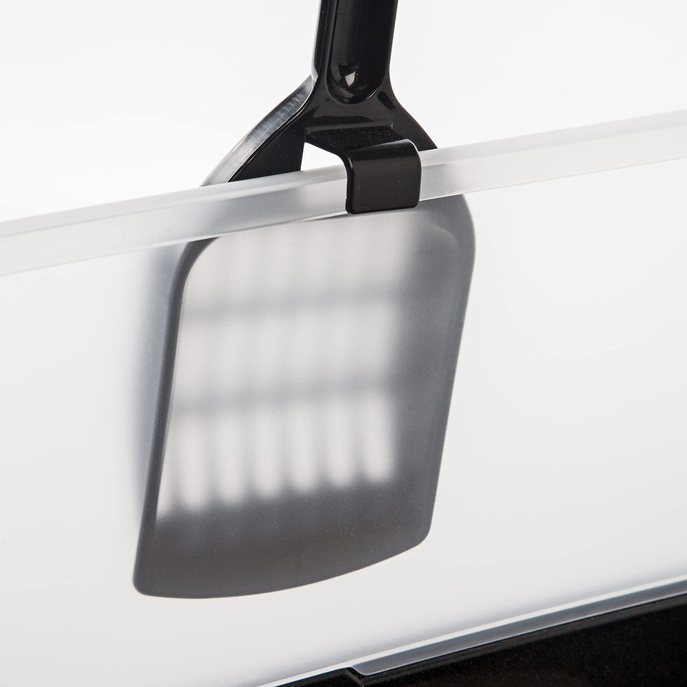 IRIS USA litter box includes scoop stored inside for convenient cleanup.