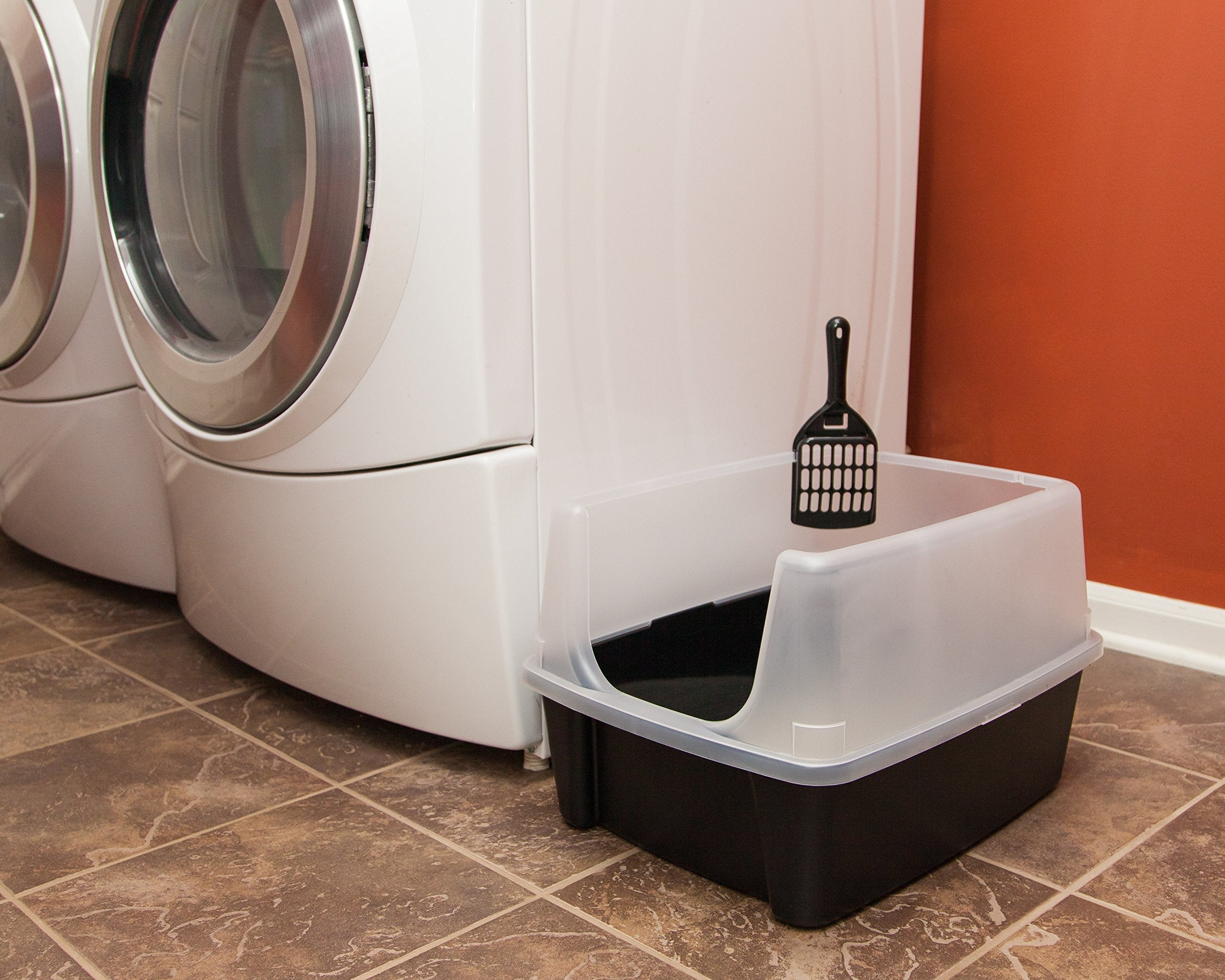 IRIS USA litter box with strong rims to reinforce durability.