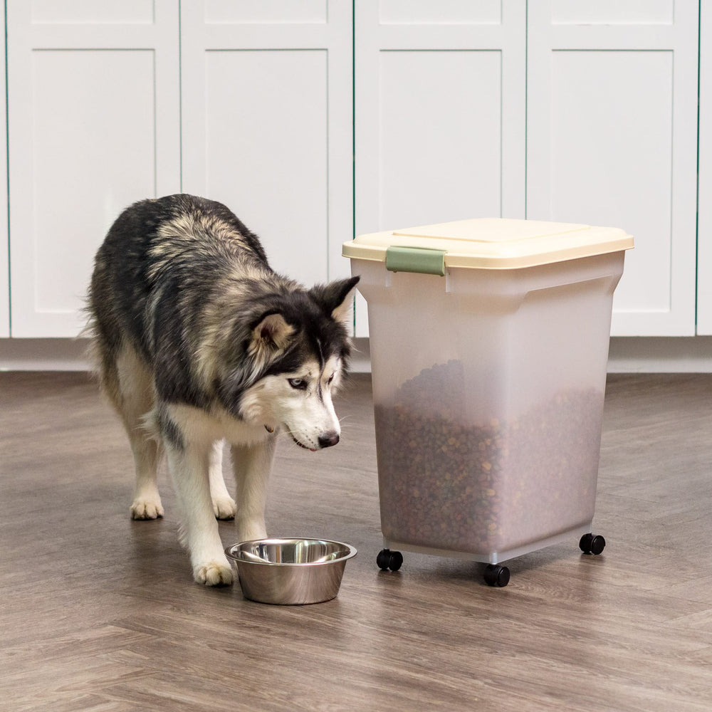 IRIS USA WeatherPro wide lid for easy scooping and cleaning.