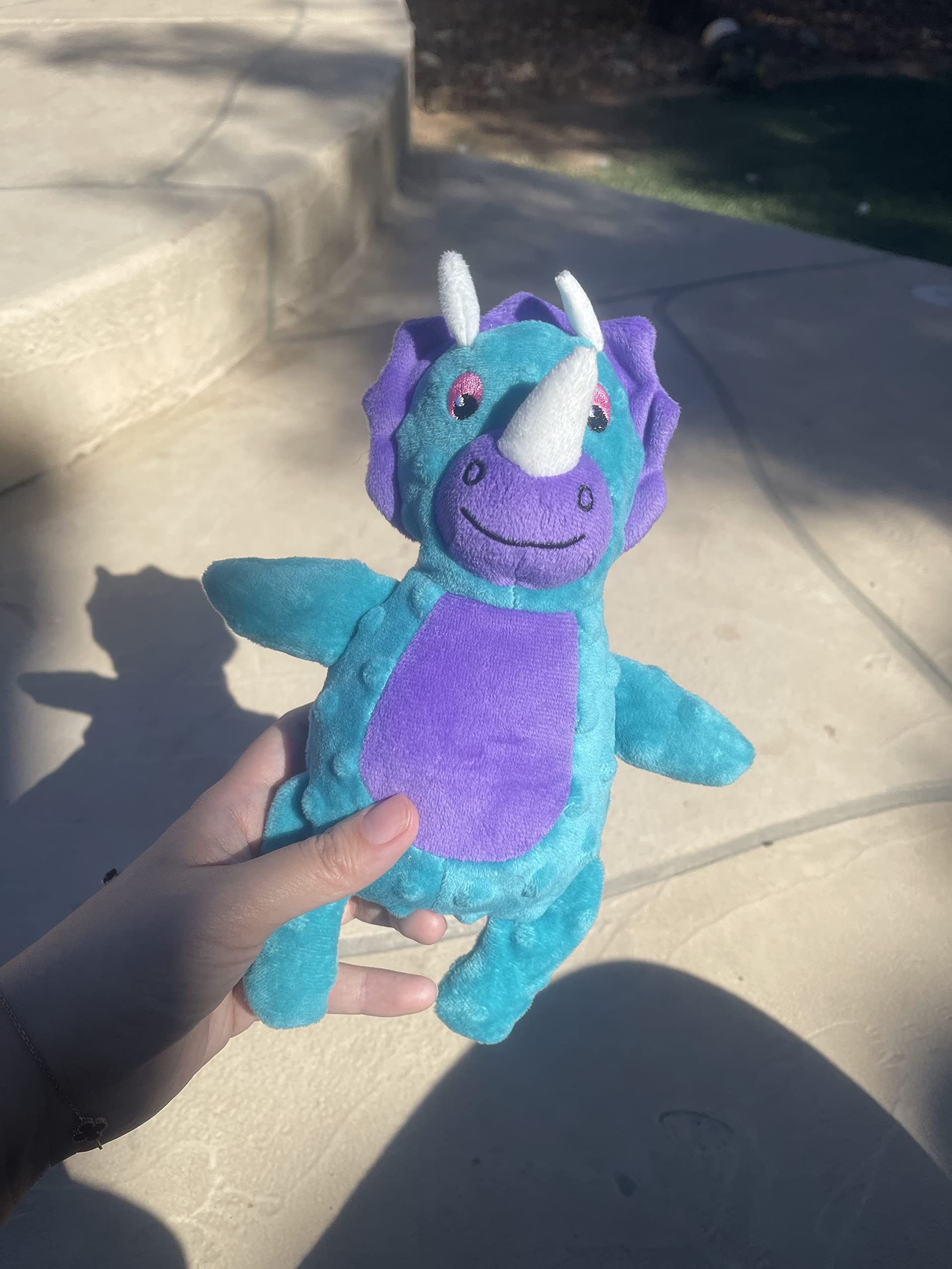 Jalousie squeaker toy delivers satisfying sounds during fetch and teeth time.