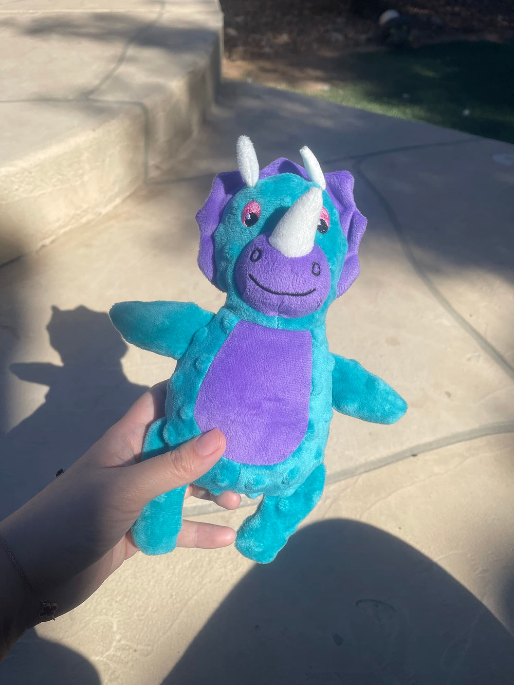 Jalousie squeaker toy delivers satisfying sounds during fetch and teeth time.