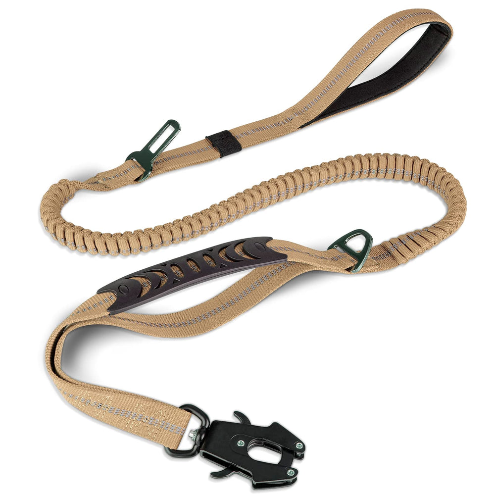 Joytale Tactical Dog Leash clip demonstrates secure 1-second lock for quick control on busy walks.