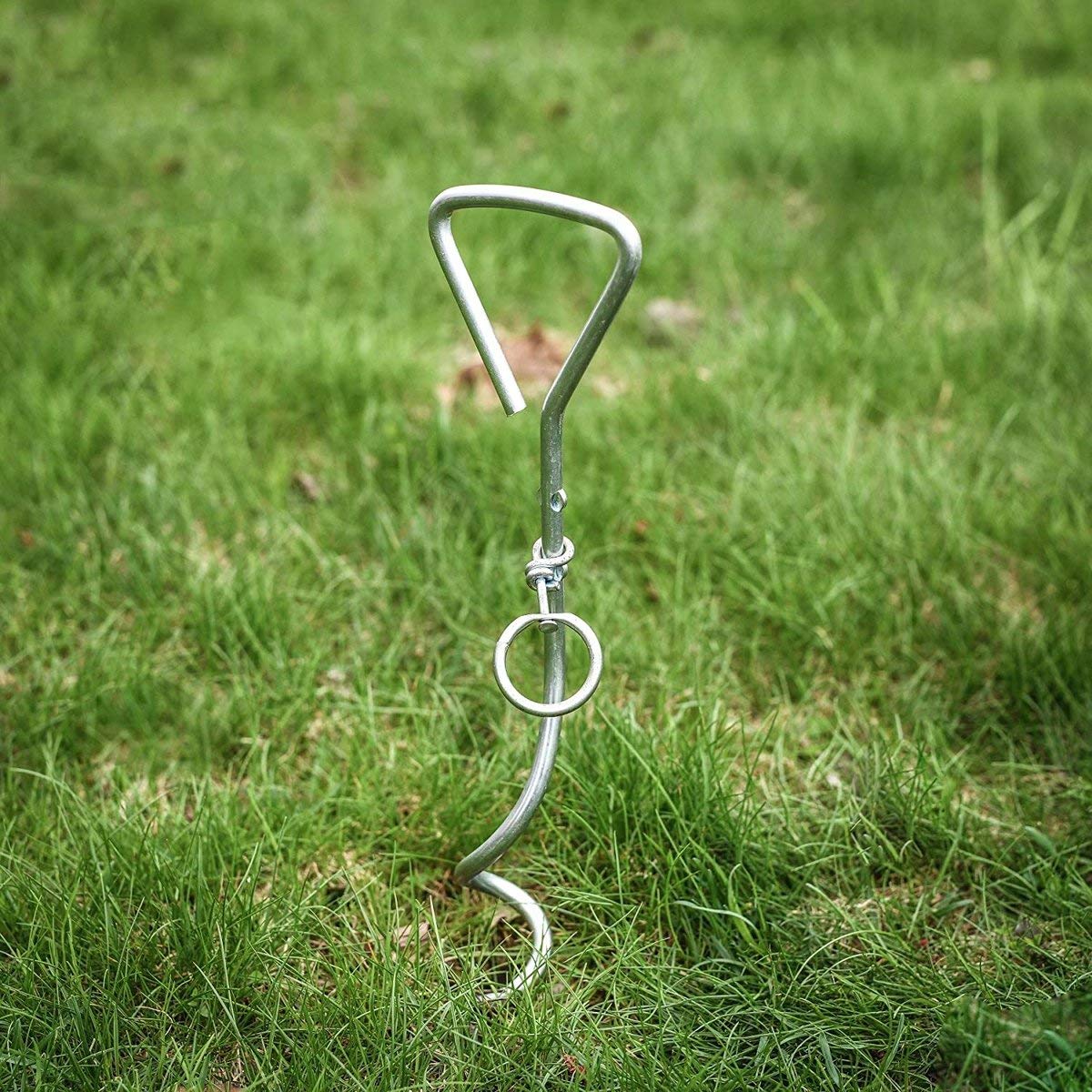 Katzco 360 swivel hook prevents tangling, allowing free dog movement.