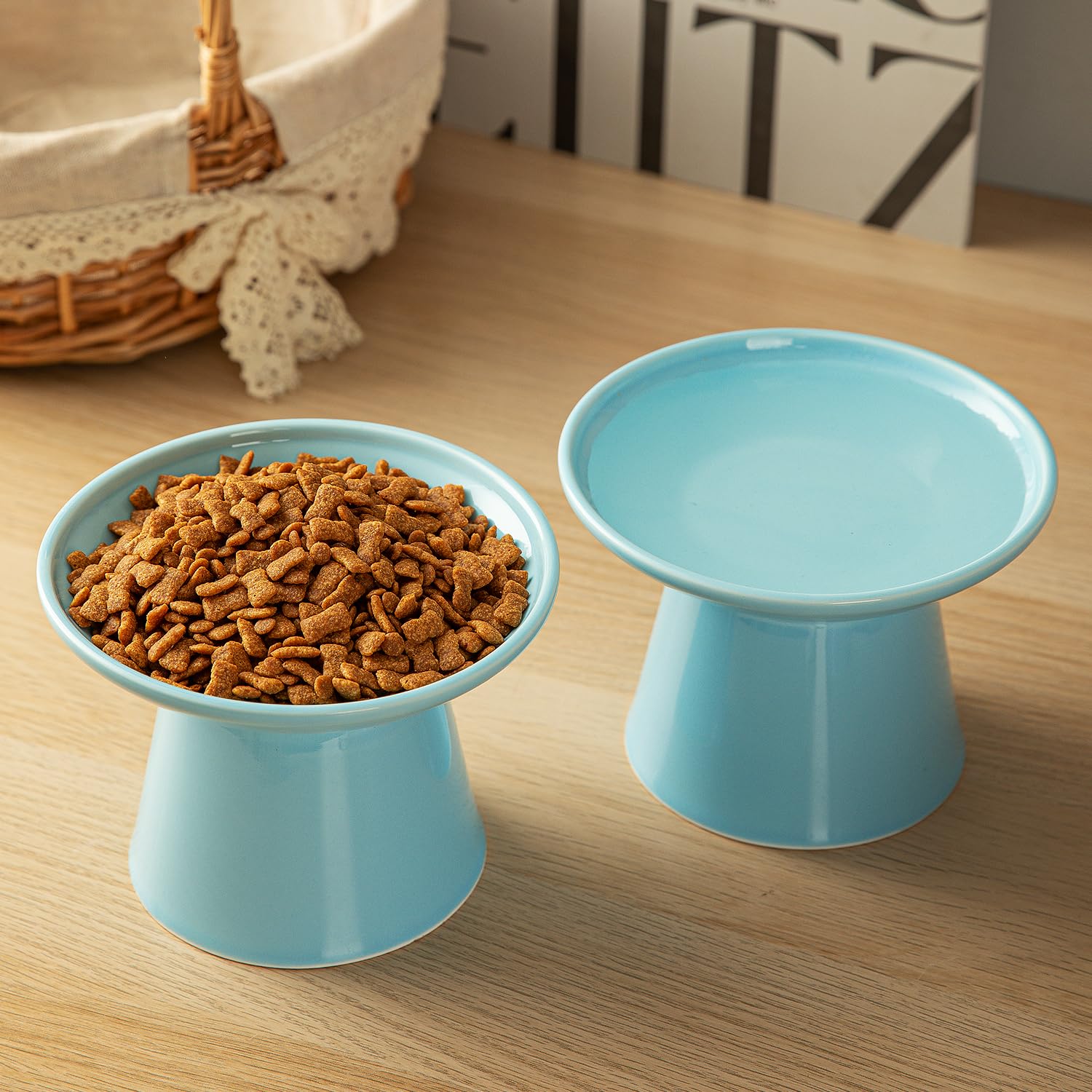 KITCHENLESTAR blue packaging makes a chic gift-ready cat bowl.