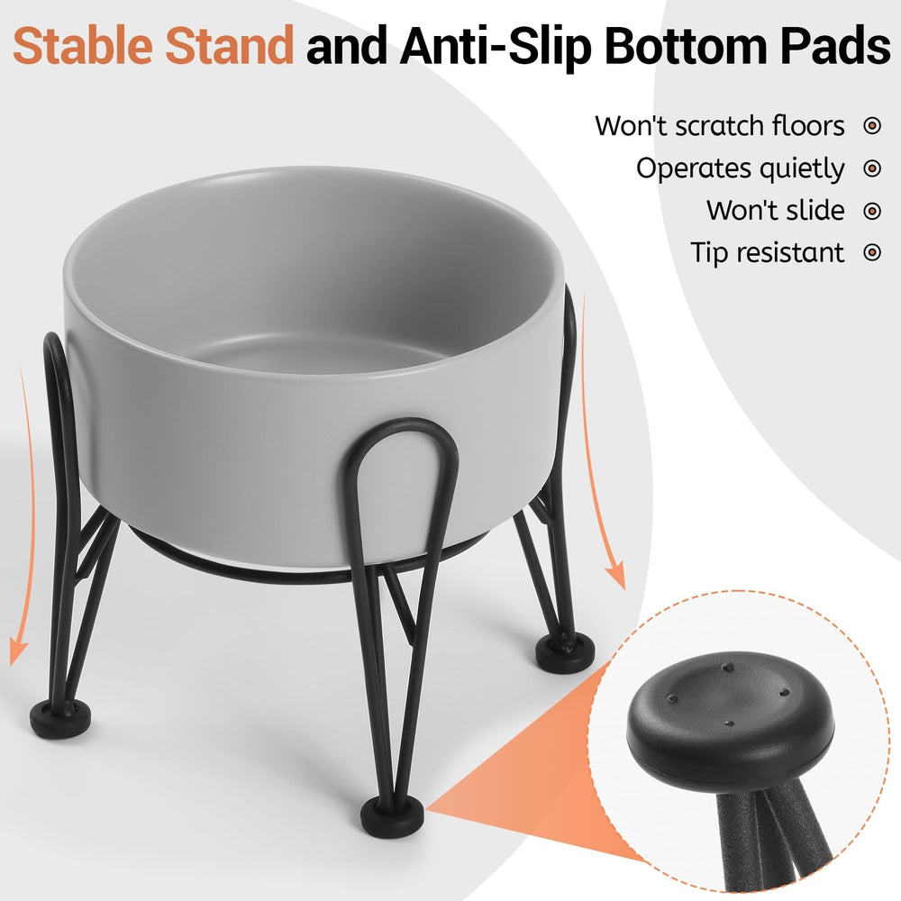 Kitwinney double-bowl design supports dry and wet foods or separate hydration.