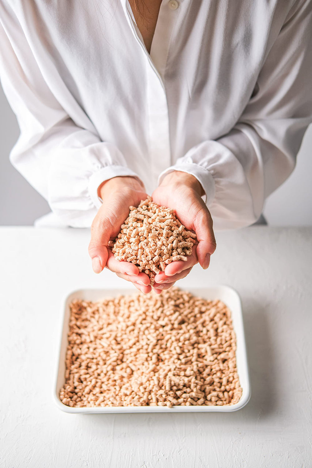 KOCHO Hinoki wood litter in a cat litter box for practical use.