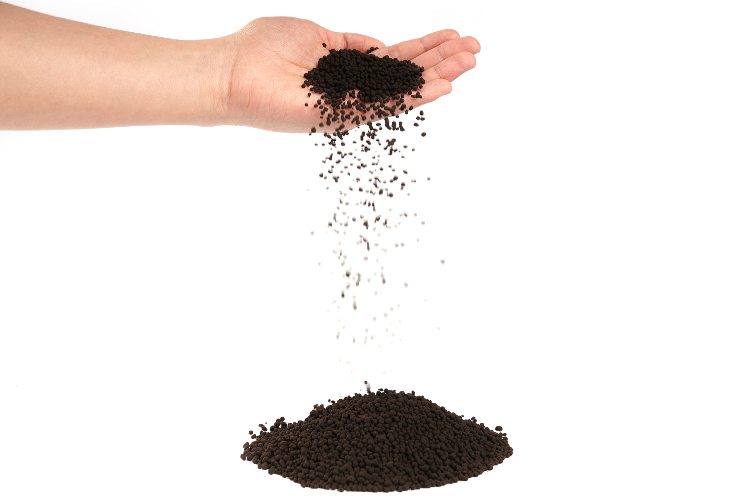 LANDEN Aqua Soil in aquarium creates mildly acidic water for plants.
