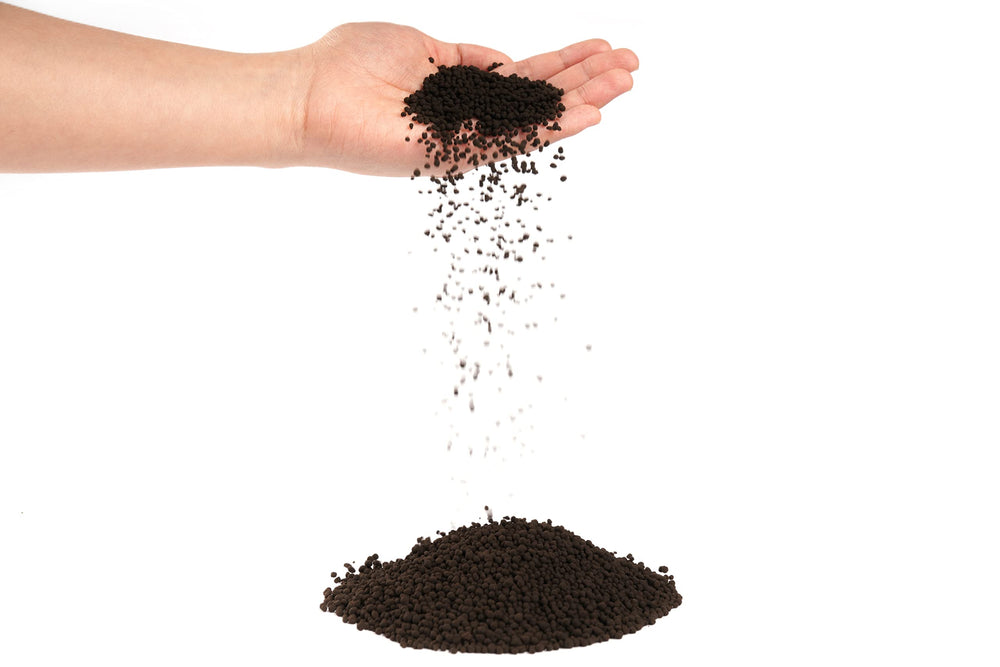 LANDEN Aqua Soil in aquarium creates mildly acidic water for plants.