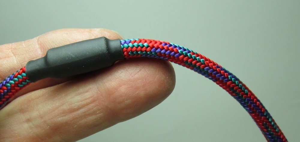 Close-up of rubber-covered slider for easy size adjustments on Lassos collar.