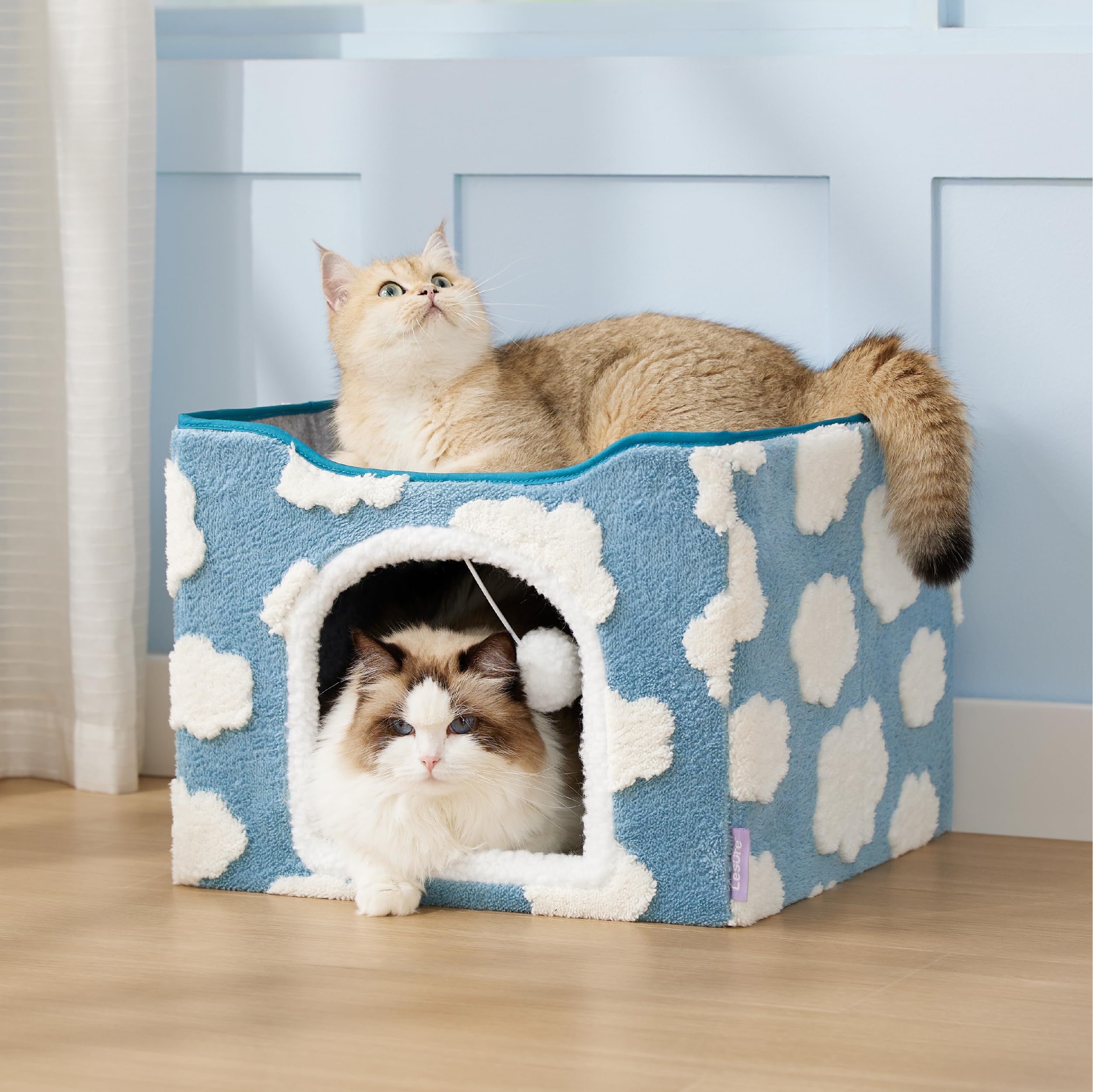 LE SURE Upper platform provides room to stretch and observe