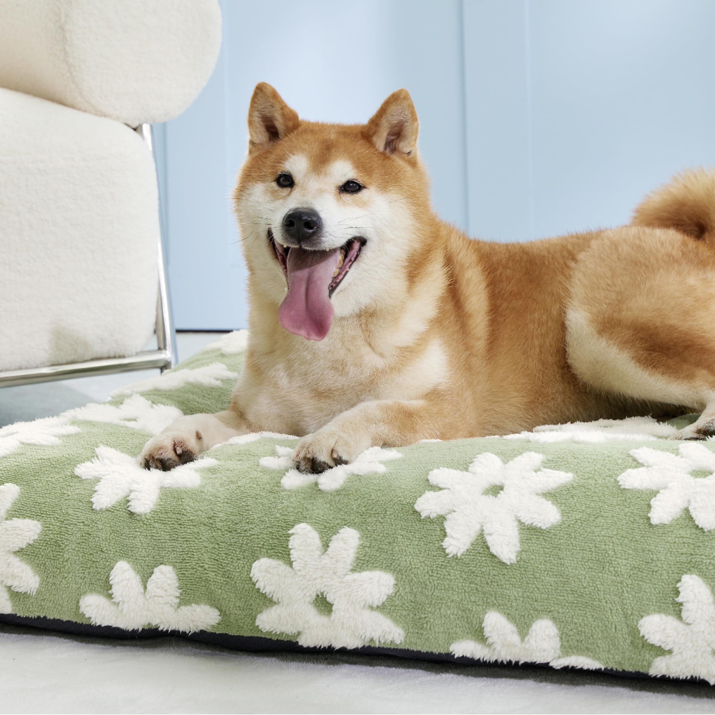 LE SURE plush jacquard sherpa cover adds cozy warmth