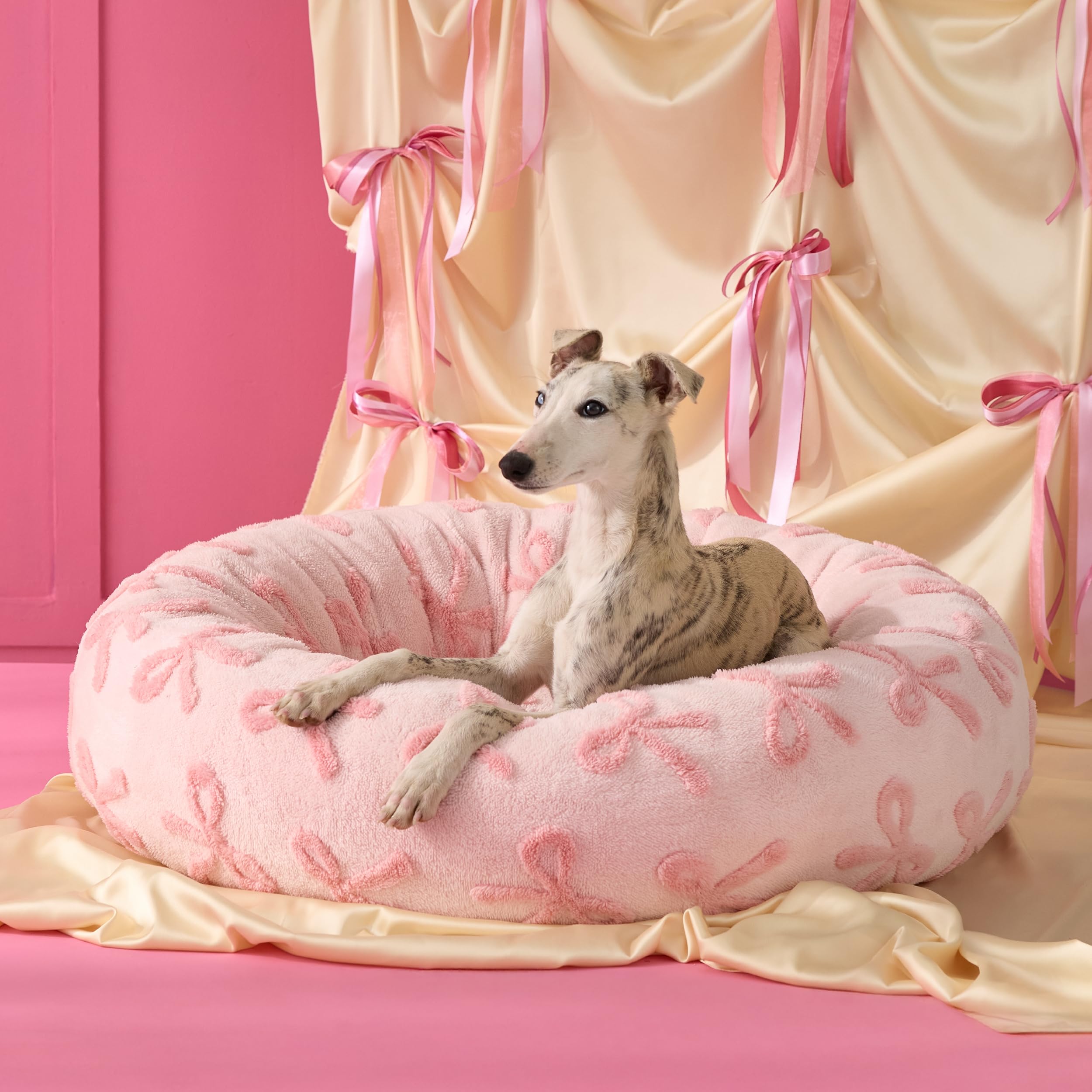 LE SURE Shown on TV donut bed in pink offers cozy warmth for pets.