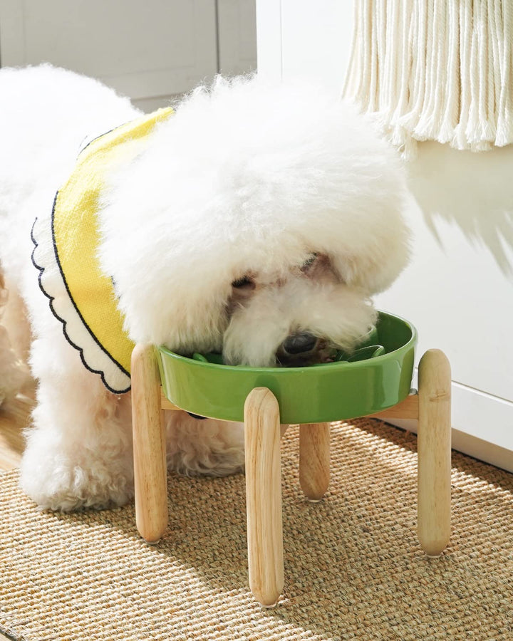 LE TAUCI elevated wooden stand keeps feeding at a comfortable height.