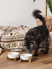 LE TAUCI PET acacia wood stand provides sturdy feeding support
