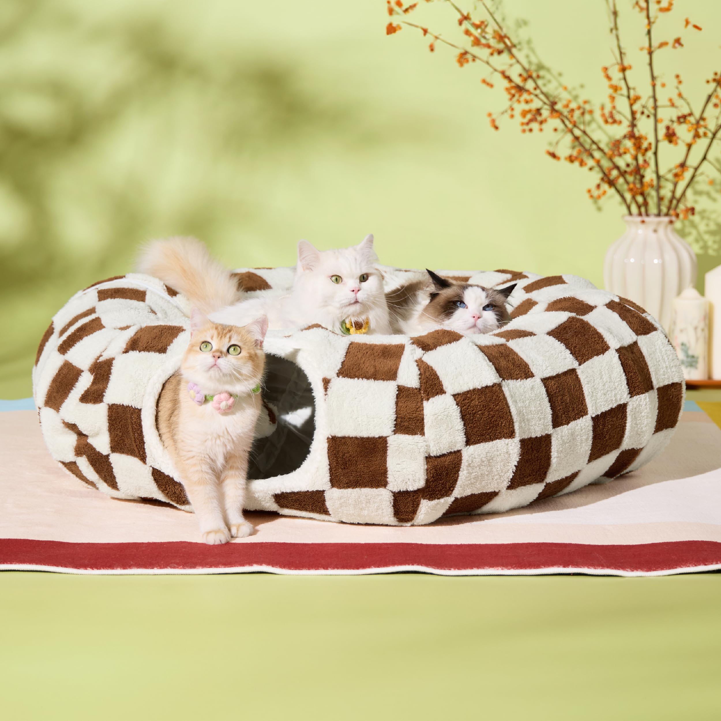 LE SURE Lesure cat tunnel bed non-slip bottom keeps it in place.