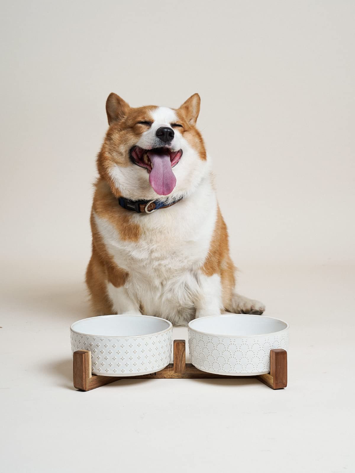 LE TAUCI wide-mouth bowls make filling and cleaning effortless.