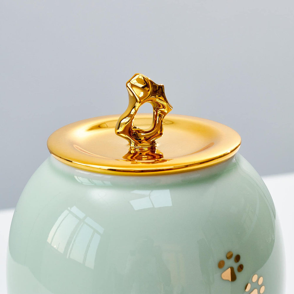 LINES ARTE paw-prints ceramic urn with a top lid prevents leaks.