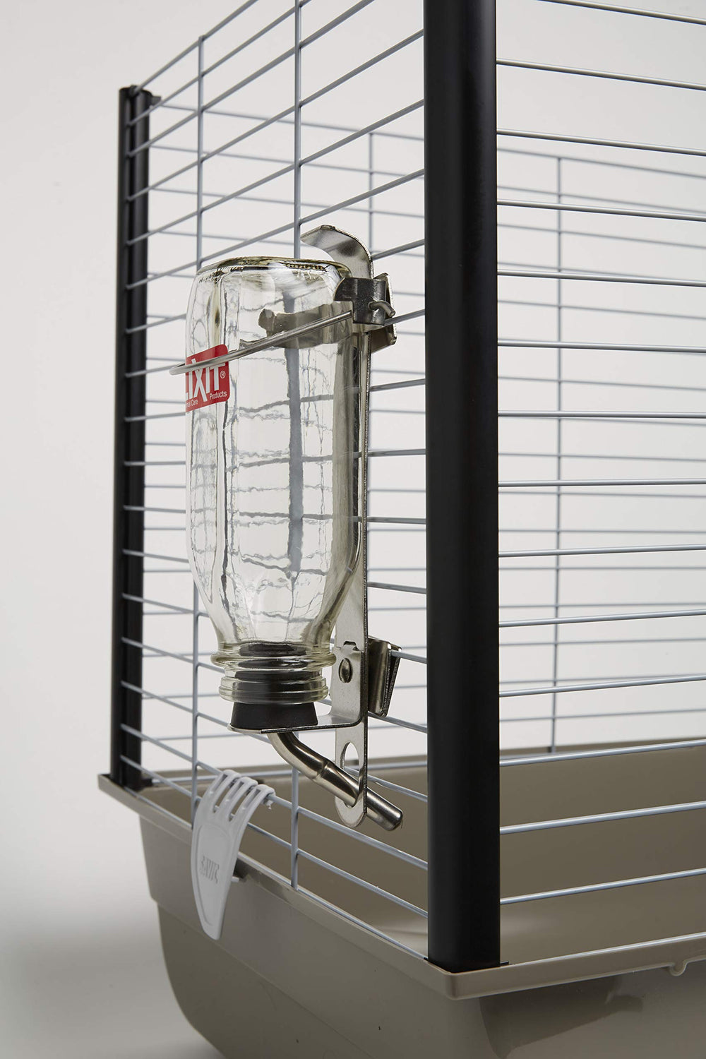 Lixit mess-proof design keeps water clean and debris-free