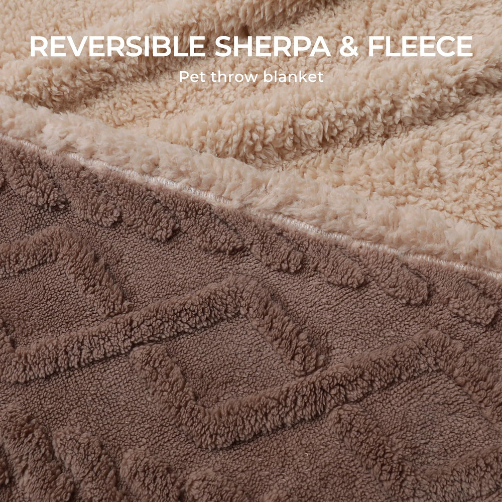 Luciphia Lightweight durable blanket keeps pets warm during lounging