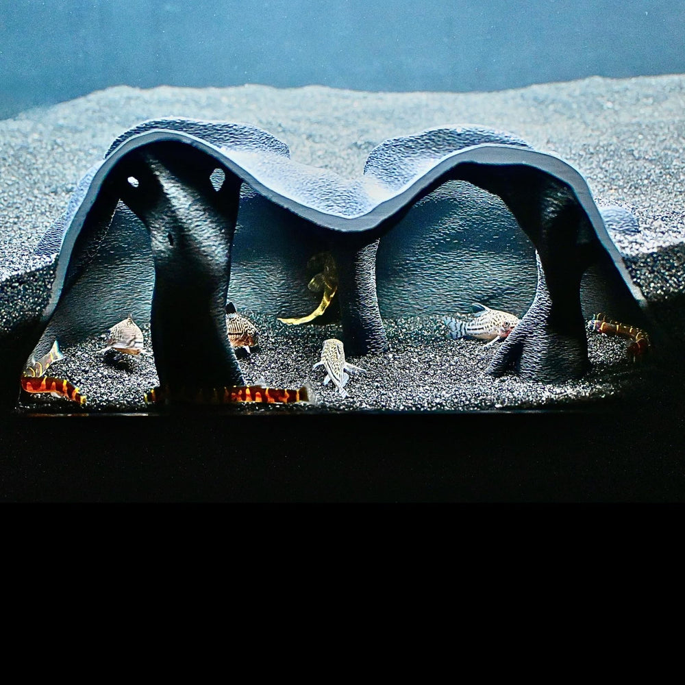 Lucky Critter natural-looking mangrove texture adds depth to aquarium decor.