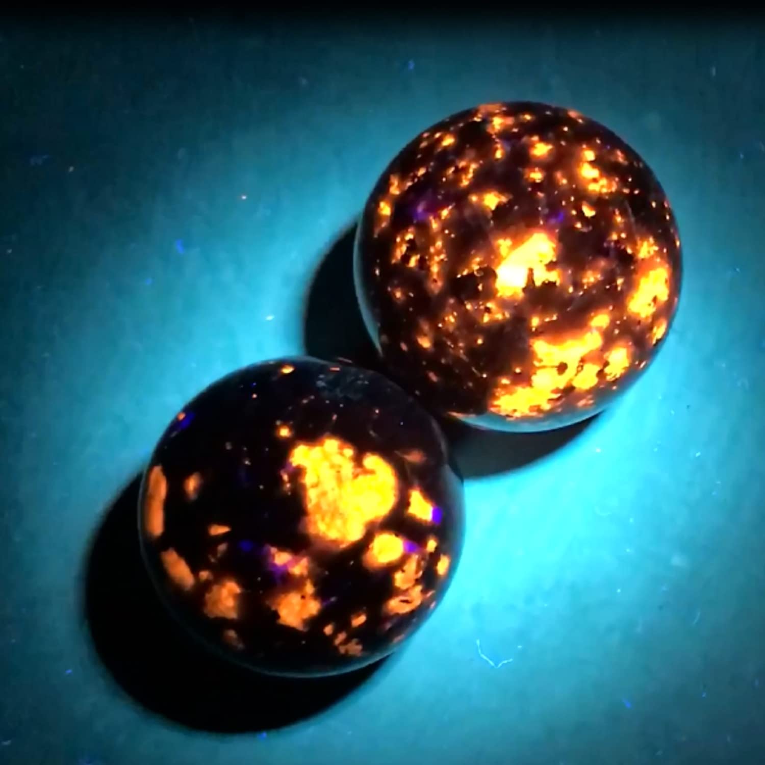 LUMENSHOOTER S3 scorpion-hunt UV light reveals hidden patterns.