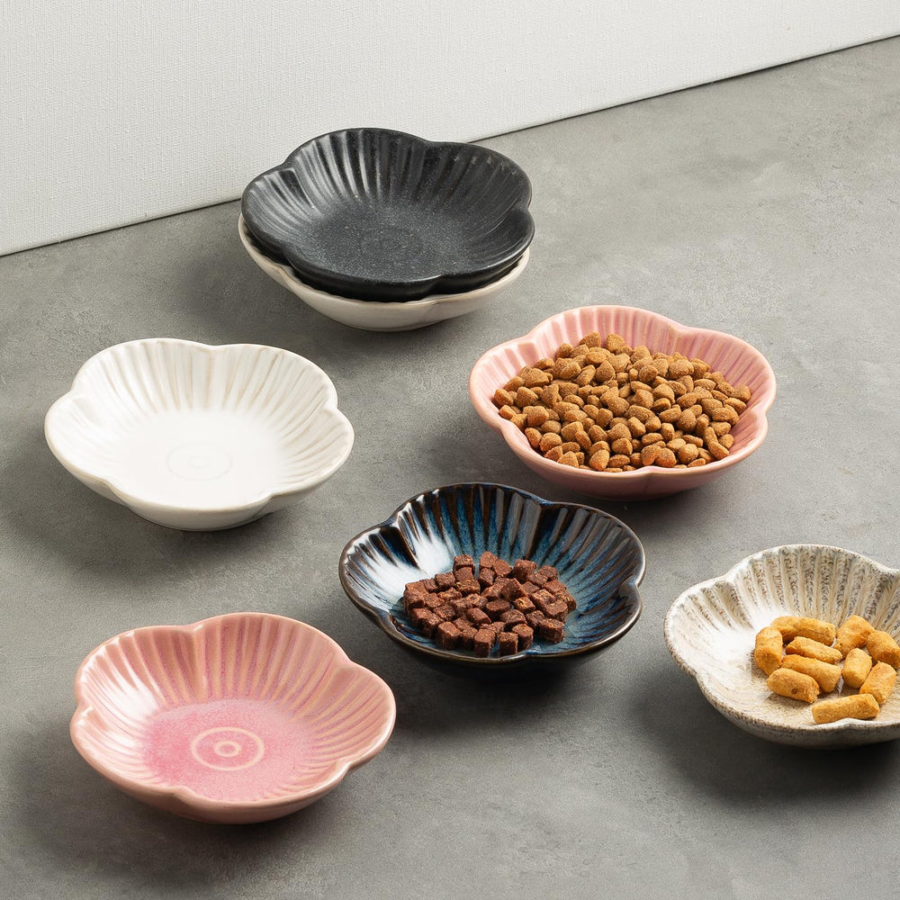 Mecaikru pink cat bowls suitable for indoor and outdoor use.