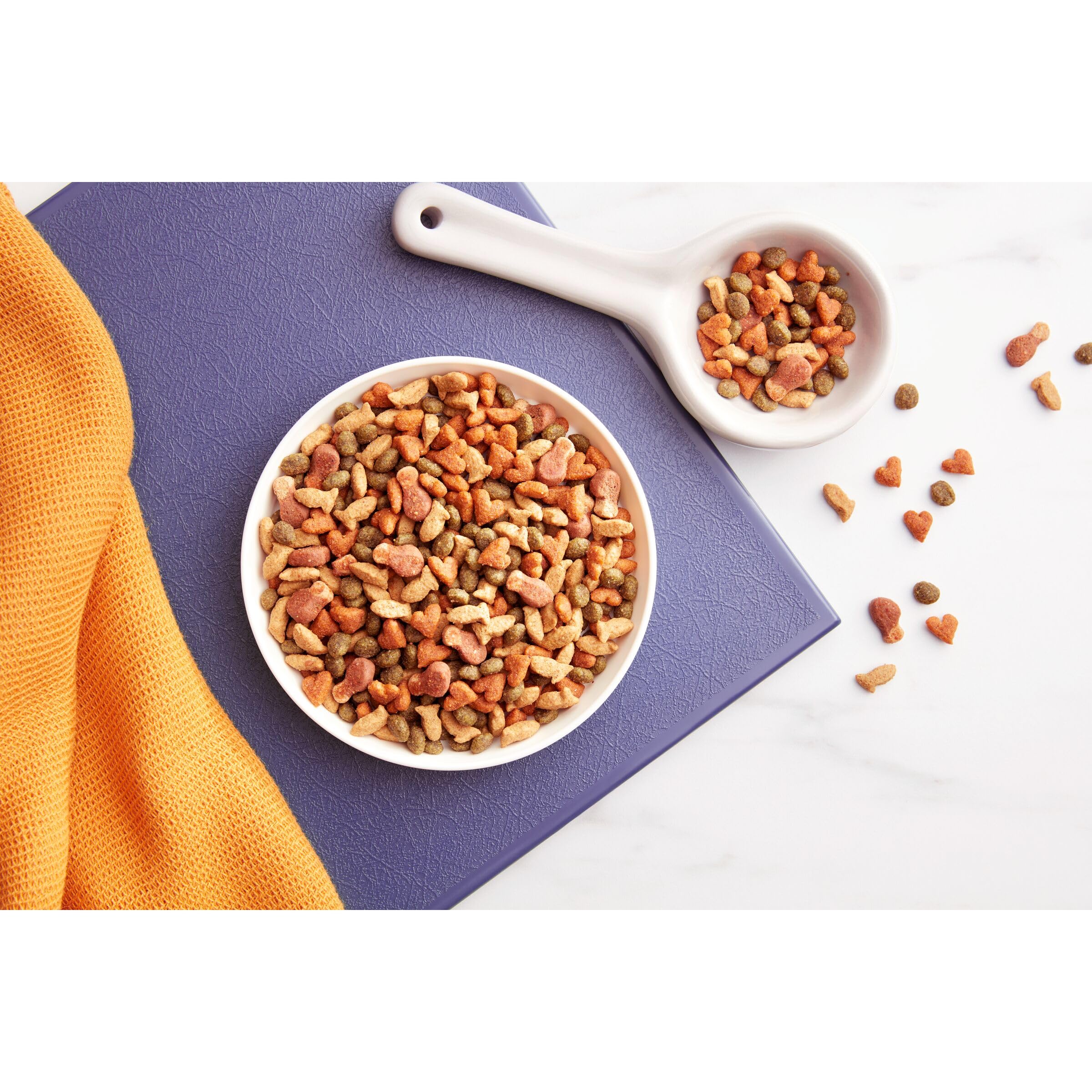 Meow Mix Original Choice dry kibble close-up highlighting textures for lean muscles.
