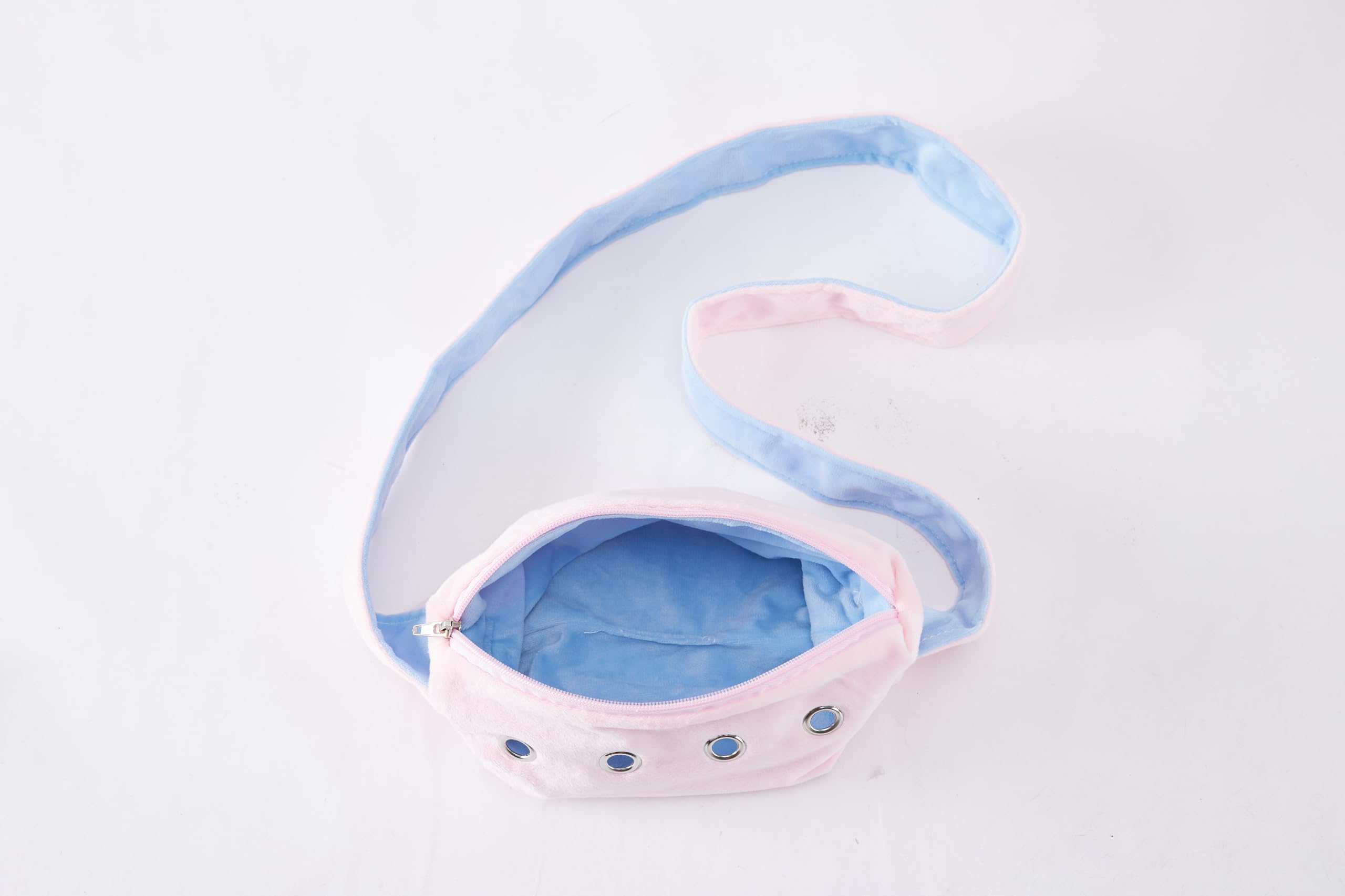 Machine-washable Meow&Woof fabric for easy care and odor control