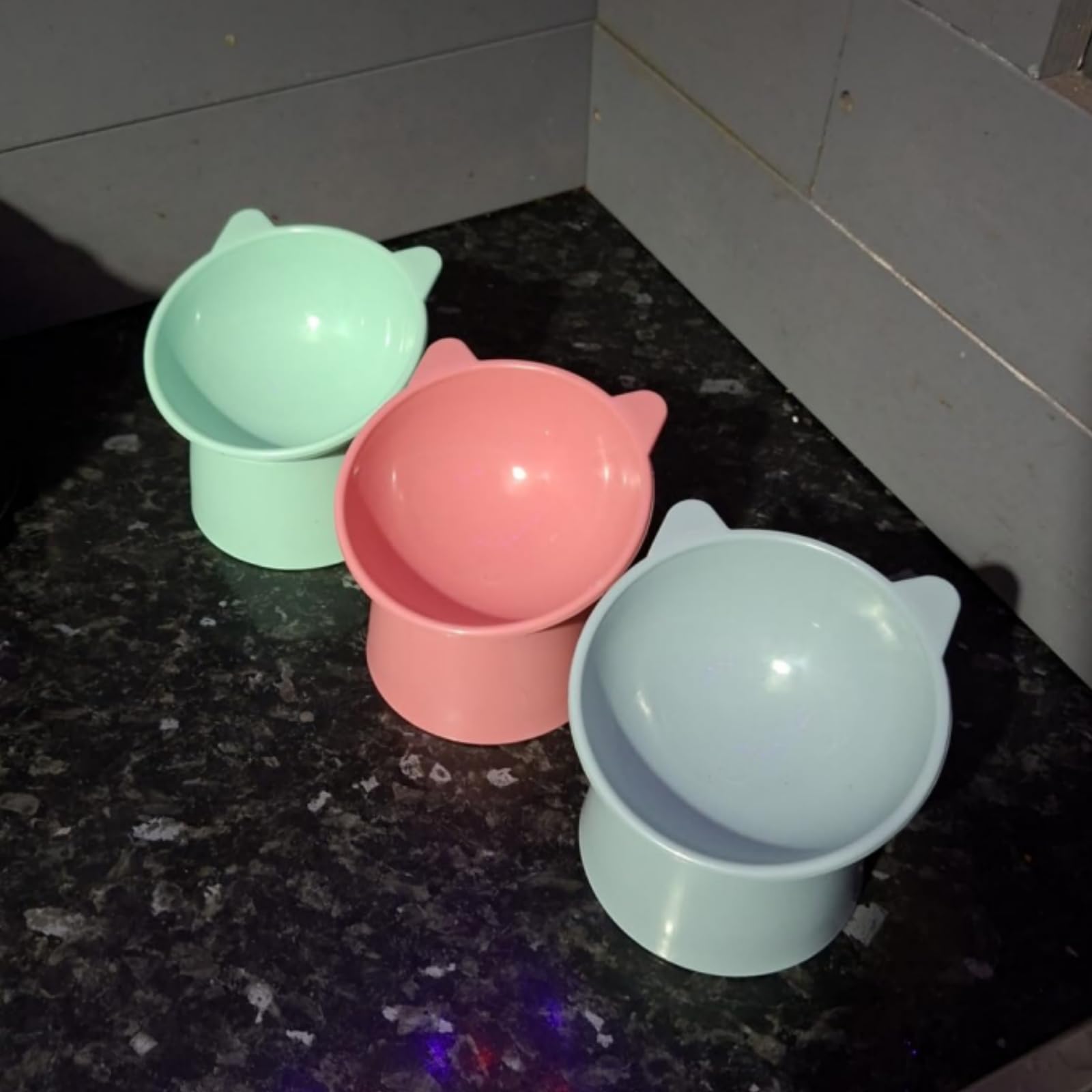 Mezchi anti-vomiting design supports centered eating