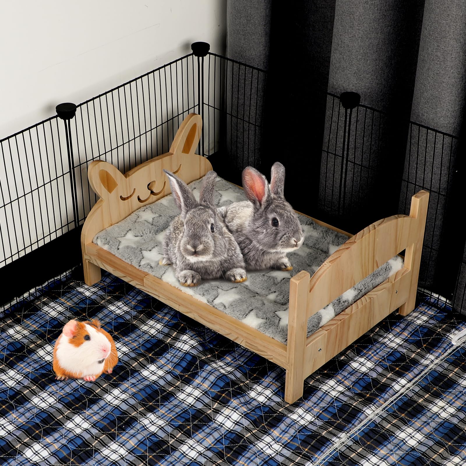 Midollarle star-pattern mattress detail enhances small pet habitat aesthetics.