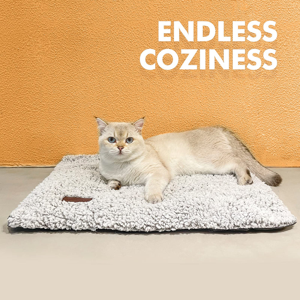 Mora Pets self-warming cat bed in sheltered outdoor use