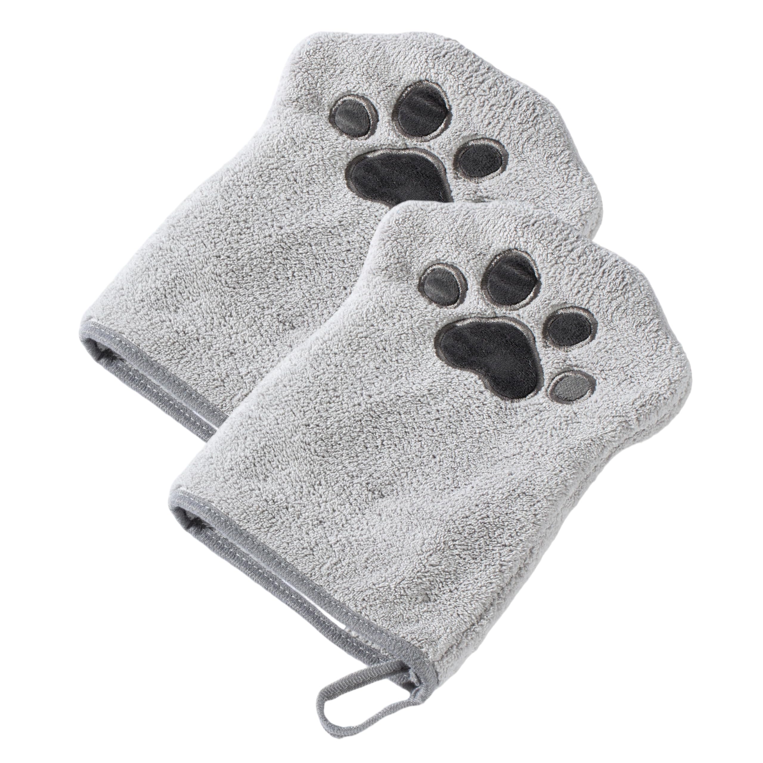 Muddi Mitt demonstrates precise paw grooming with soft microfiber