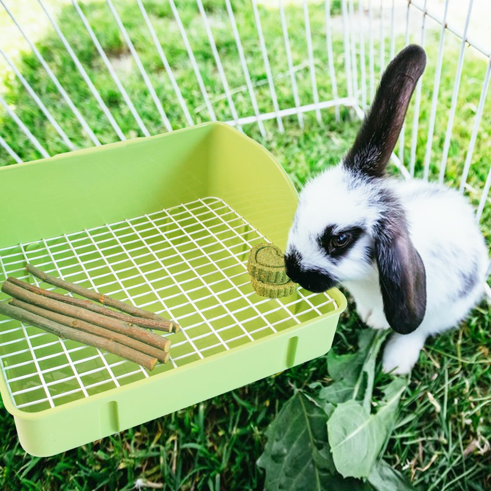 MUYG guinea pig potty box with detachable grille for easy maintenance.