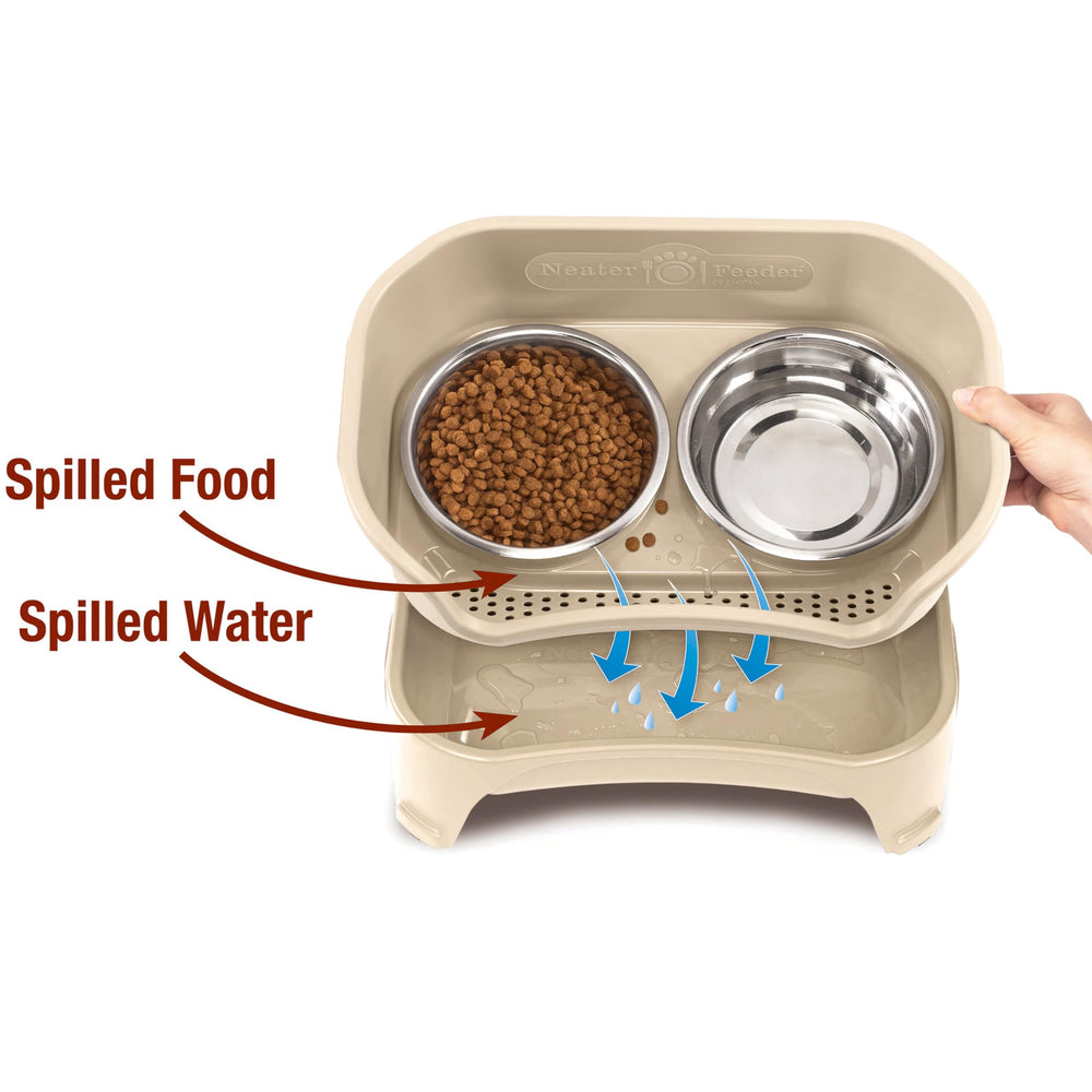 Neater Feeder Express catch basin helps contain water and drip spills.