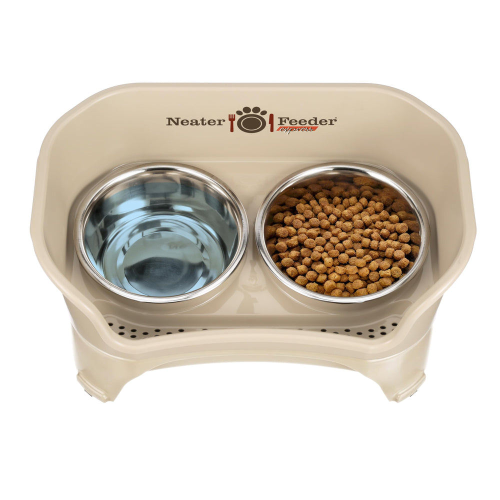 Neater Feeder Express pest-reduction design helps deter insects at mealtime.