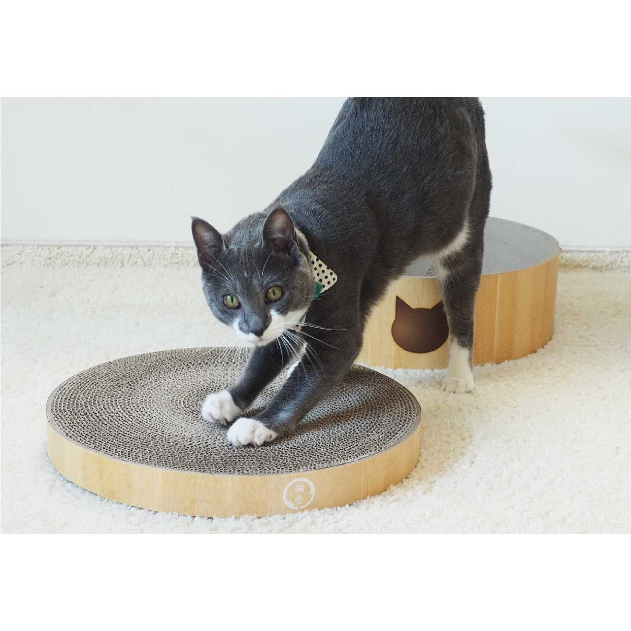 Necoichi XL Oak features a cat head silhouette for modern style.