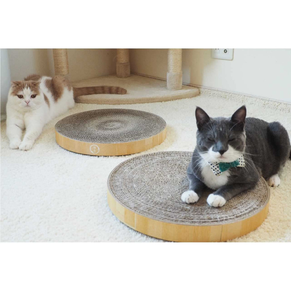 Necoichi XL Oak scratcher blends into indoor spaces.