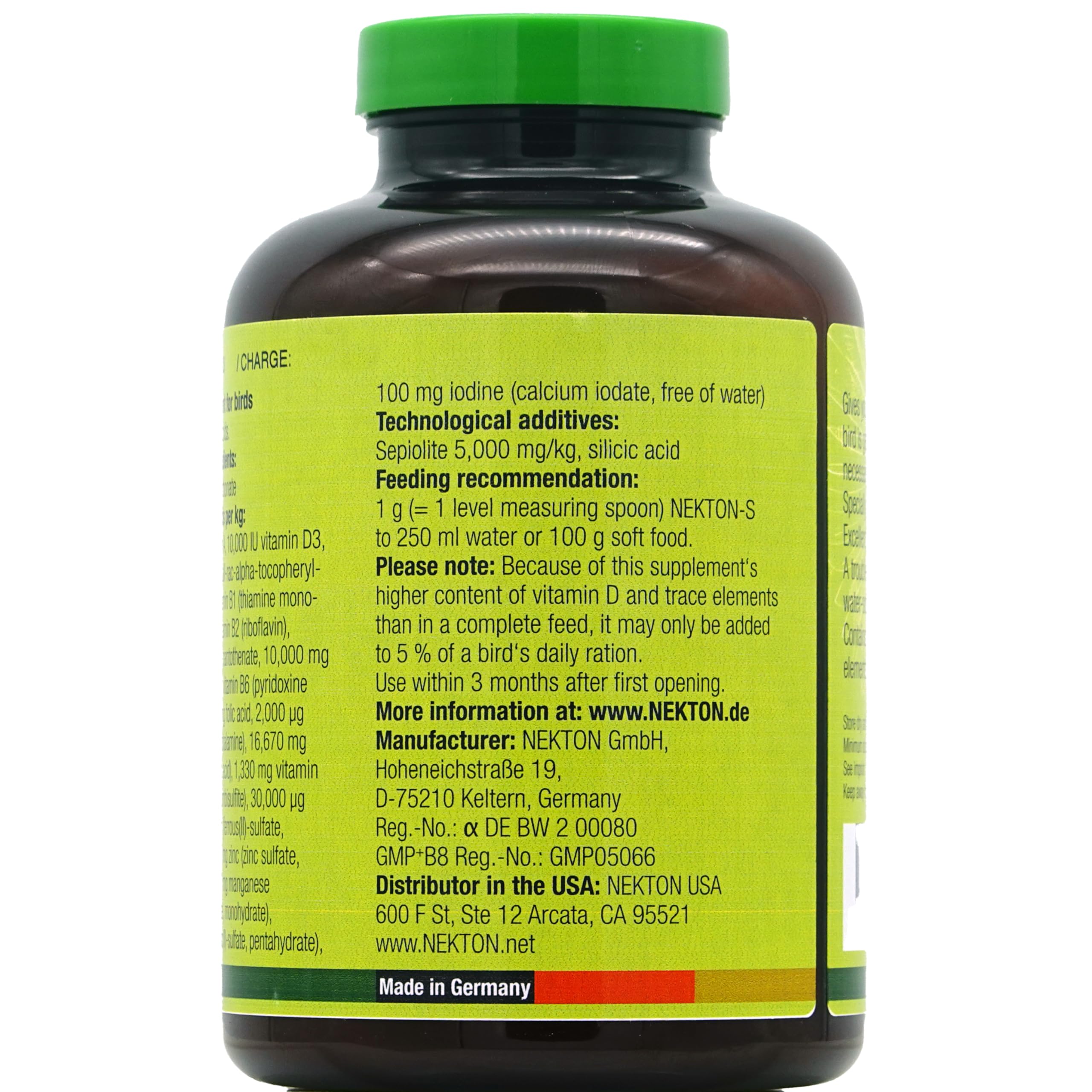 Nekton-S powder close-up; fine blend blends easily into bird meals.