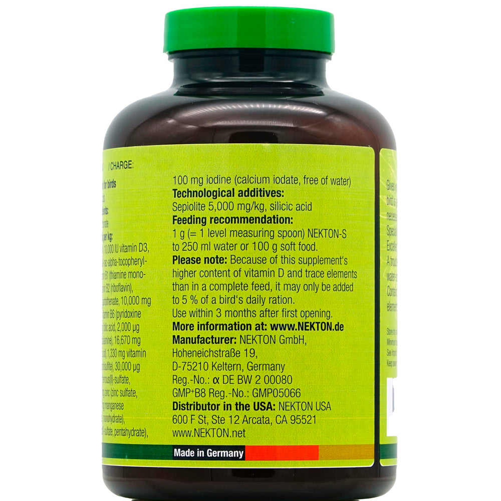 Nekton-S powder close-up; fine blend blends easily into bird meals.