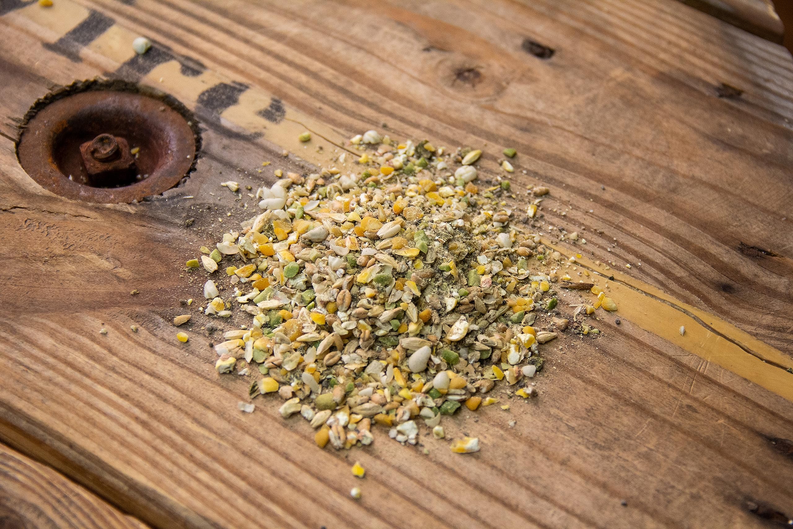Niacin-rich New Country Organics duck feed highlighting joint-supporting nutrients