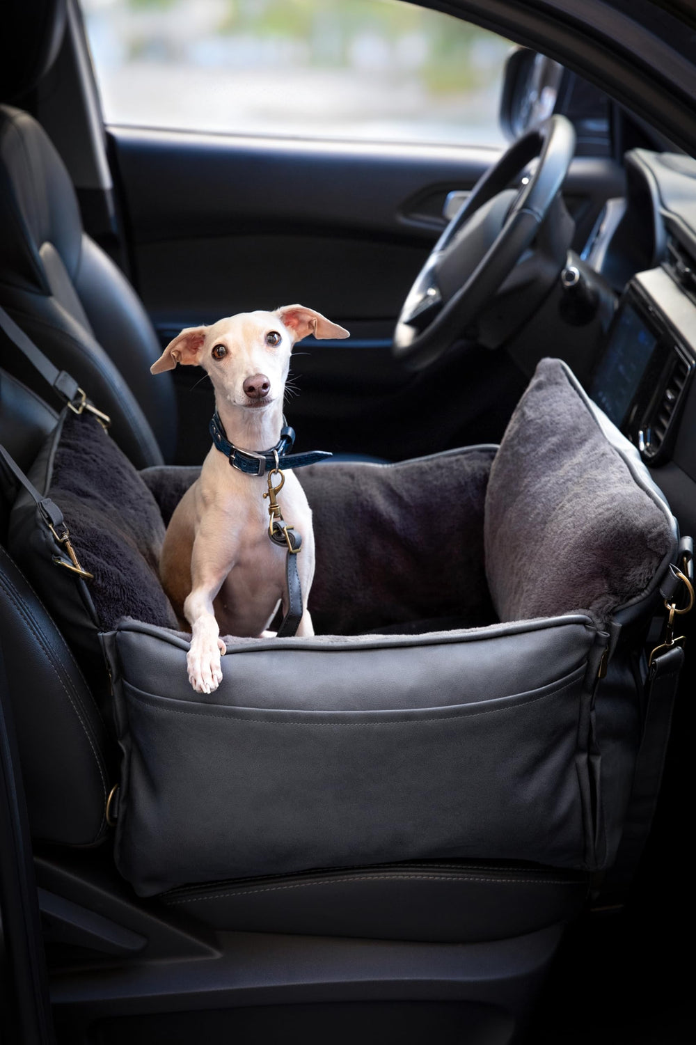NOAH & PAW anti-skid base provides stable travel for pets.