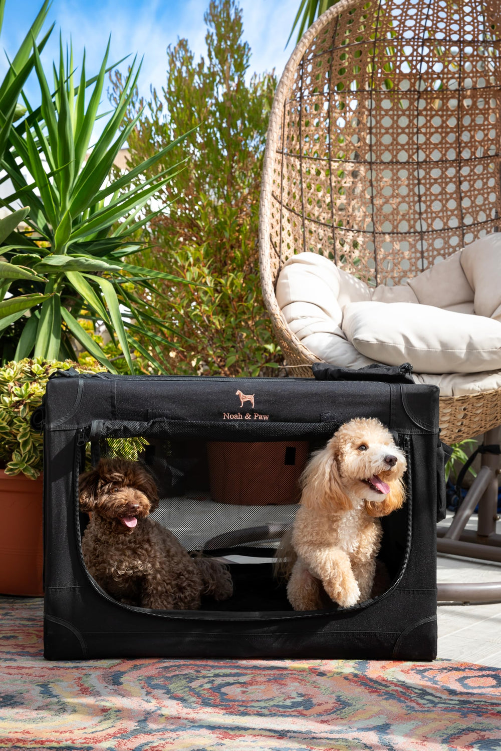 Noah and Paw 10mm locking zipper emphasizes secure containment during travel.