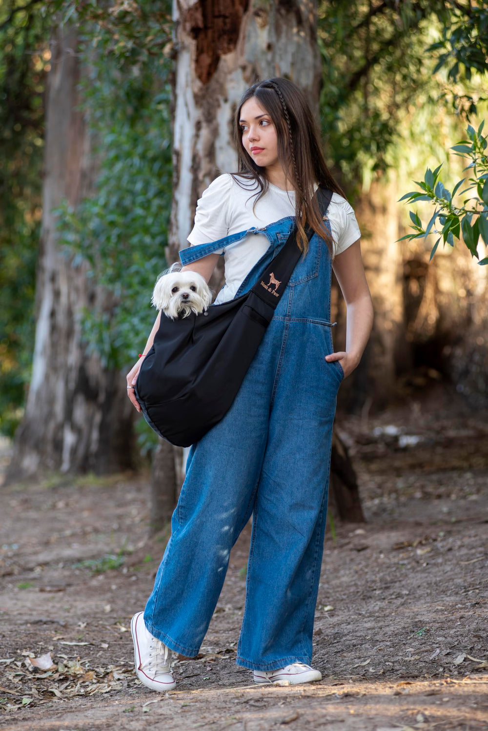 Noah & Paw cat-friendly sling supports both dogs and cats on adventures.