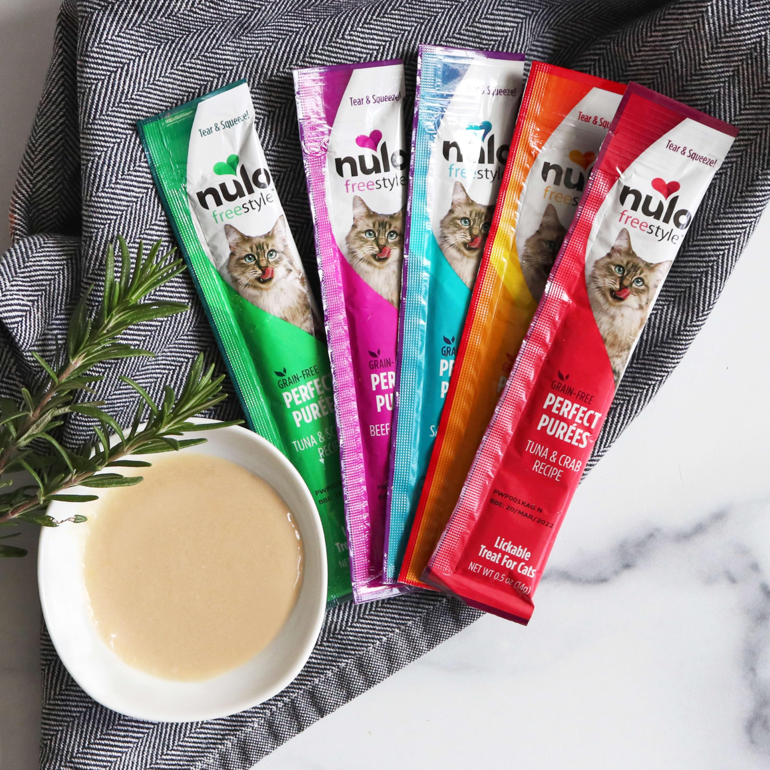 Nulo FreeStyle Purees chicken broth and ingredients highlight grain-free, natural nutrition.