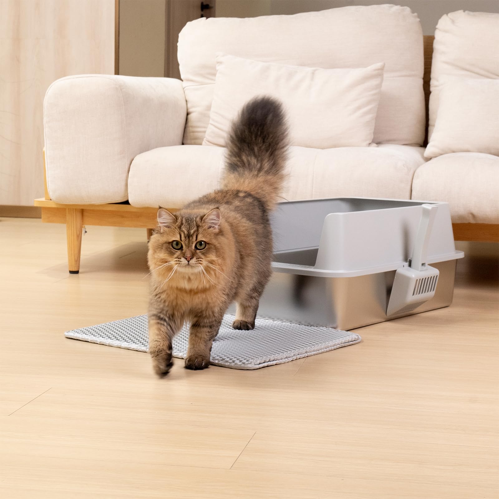 Nyutu high 10-inch sides help prevent spills and mess.